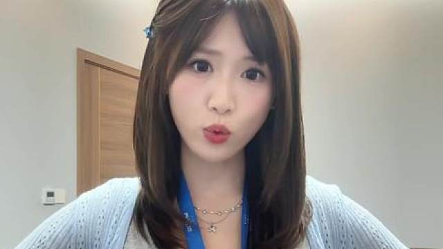 她的脸应该和我一样大 -