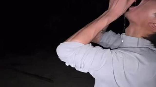 “饿惨了”