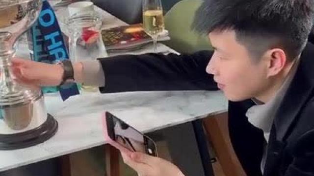 赵心童归还世锦赛奖杯至克鲁斯堡！今年能否再次书写传奇篇章