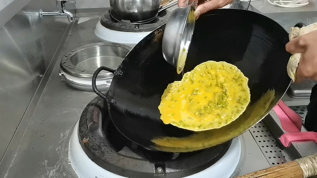 48岁老师傅来帮忙，做一道蒜苔粒摊鸡蛋，张口要13500