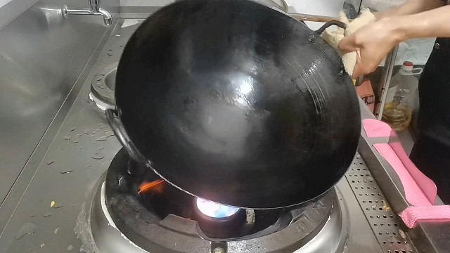 52岁老师傅做道老式鸡蛋汤，工资比员工多一千元，众人不服气