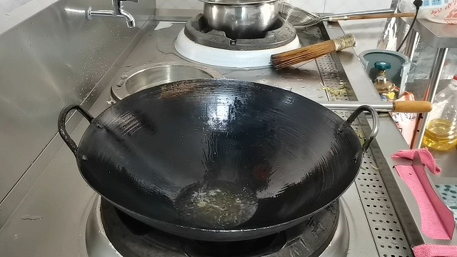 00后小伙应聘厨师要9500，老板看他做菜，说最多3000