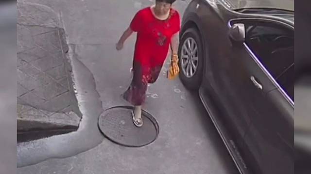 没想到一段井盖的录像，竟然就看透了世间百态