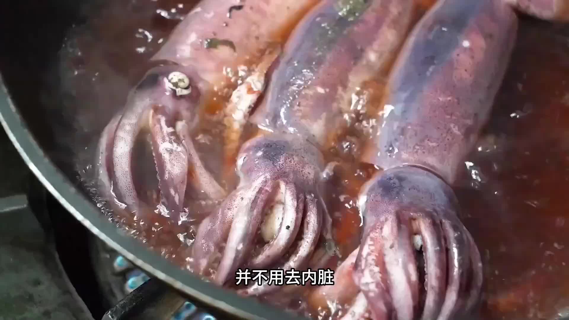 鱿鱼怎么做才是最好吃的，直接用来白灼再搭配上泡面的吃法真的太棒了。