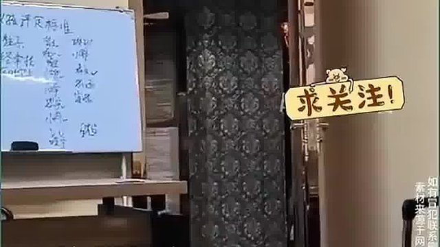 老板大敞开房间门，小姐姐们依次路过，网友：最后那位才是重点