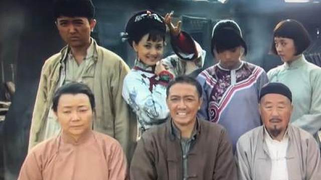房子被烧，只有老朱和那文不当回事。 朱家的全家福总是不全，或许遗憾才是人生的主旋律但不变的是坚韧勇敢与自强浪漫。