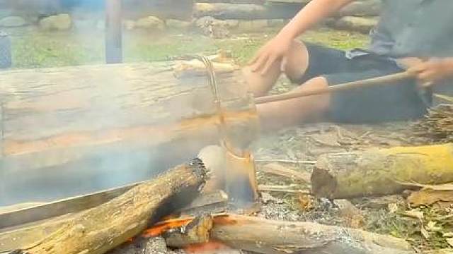 荒野独居精华篇，用提炼出来的铁块，打造了两把旷世神器