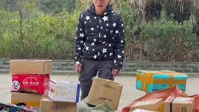 利用粉丝寄过来的快递盲盒荒野求生，怎料拆出各种奇葩物品 重发三季