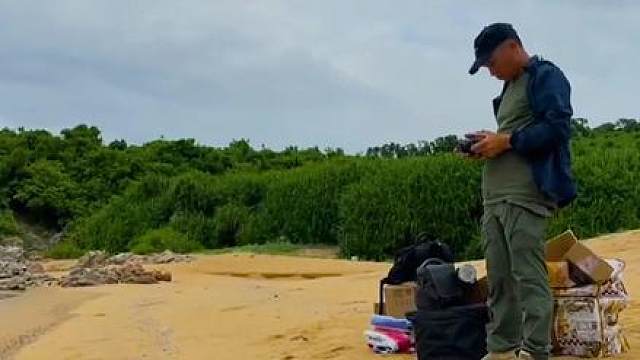 利用粉丝寄过来的快递盲盒荒野求生，怎料拆出各种奇葩物品 补发四季