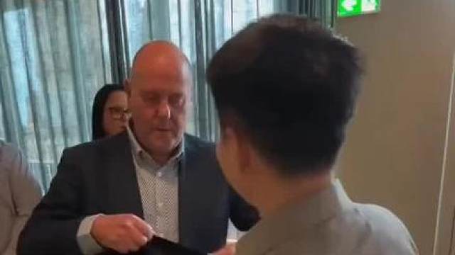 赵心童获得世锦赛特别定制西服，斯诺克金主亲自为他整理，这独一份的荣耀，还有谁？