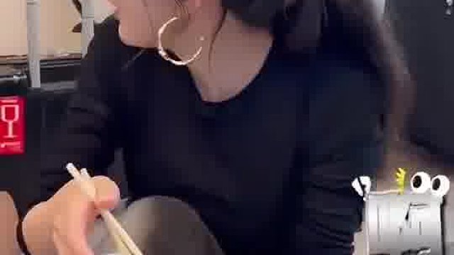 原来明星也吃这个，我以前一直以为一顿一个思聪呢