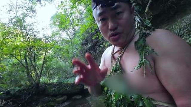 草衣蔽体寻水 石洞凉炕过寒夜，森林找水捡油柿