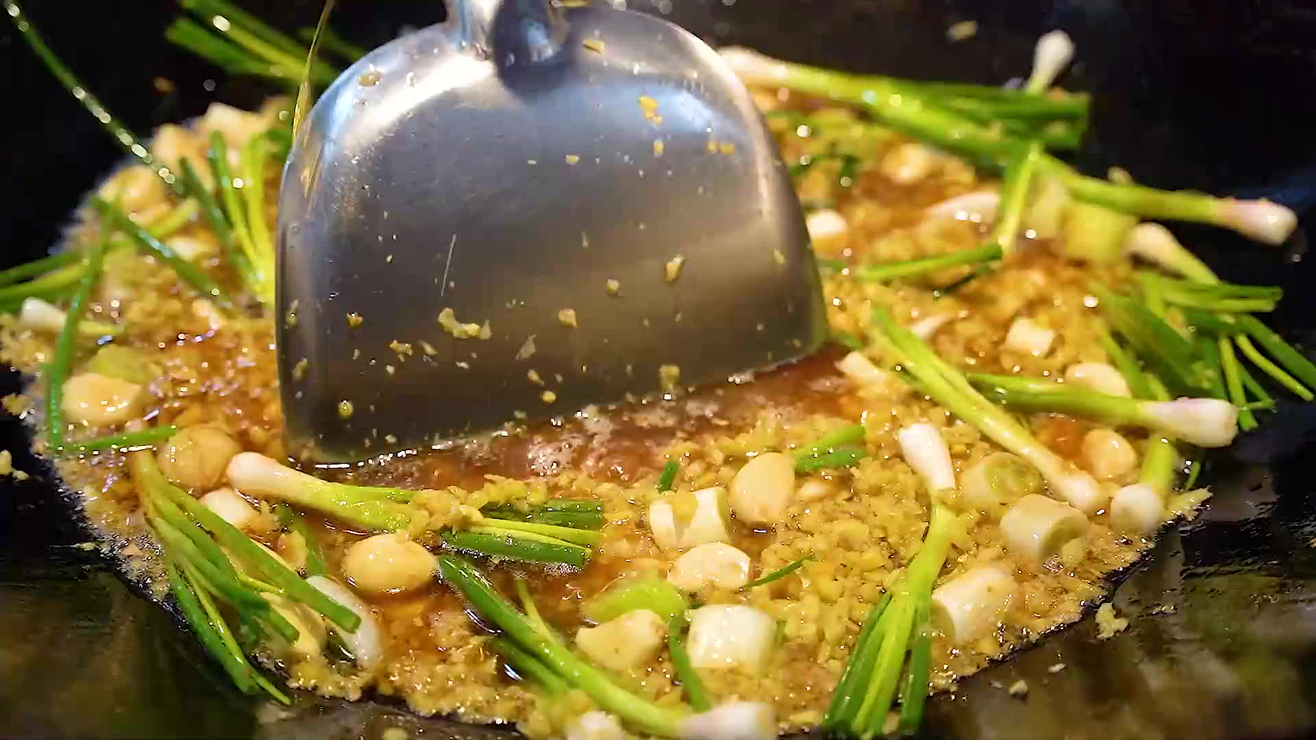 安溪90后小伙在厦门开饭店，特色煎蟹158元1只，膏多蟹肥月卖2500只