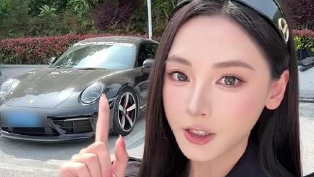 用电车征服豪车车主，猜猜谁笑到最后?