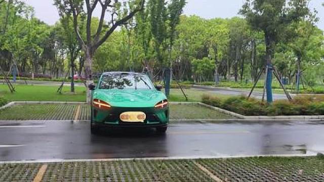下雨天起了个大早，找了个没车的停车场，开启跳舞模式