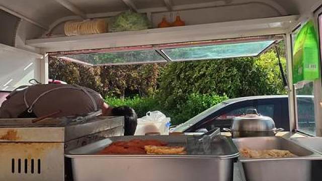 路上相逢皆是缘，伸手相助暖人心