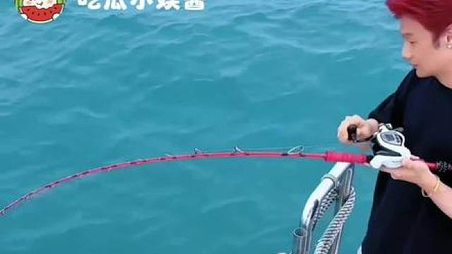 李荣浩直播钓鱼手机掉水里了！
