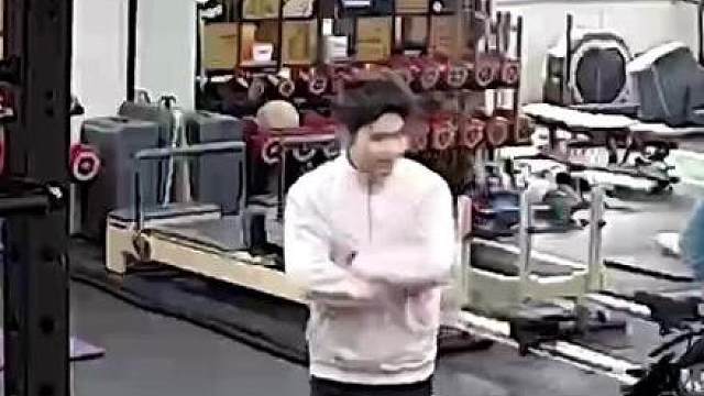 狗：你盐津虾啊！这么大的狗看不到吗！！！踢我！！！ 狗狗好好的坐着，被注意力不集中的人类一脚踢飞。
