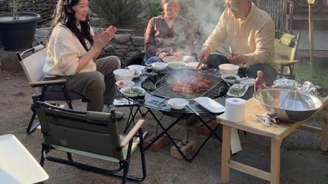 每年这个季节老丈人都会给我们烤章鱼吃 今年大家都格外幸福 应该是因为多了个小生命的原因