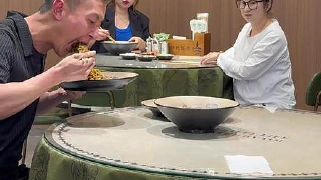 一步到胃，路人投喂