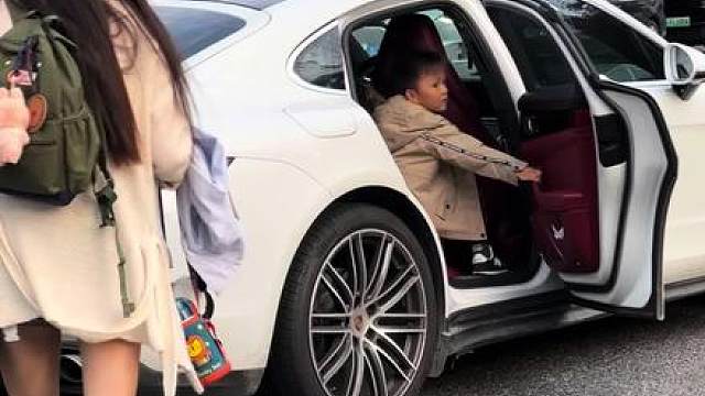 一起来看看杭州普通实验学校的家长们都开什么车.这些小公主和小少爷们还会有什么烦恼呢.所以说杭州民富国内排第一.这个在杭州只是普通实验学校.
