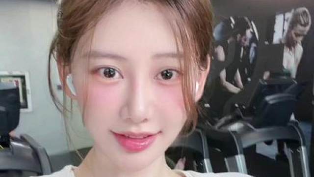 不装了，健身房真实素颜。