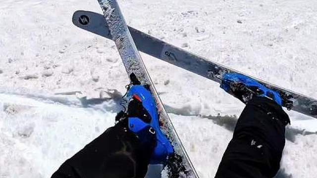 心理阴影了，看似平常的雪道，暗藏着不可预见的危险 在冰川上滑雪，最可怕的不是陡坡。 而是那种—— 一片洁白、完美、毫无瑕疵的雪面。 你甚至会觉得，这是一条“完美线路”。 但你不知道的是， 那下面，可能是一个深不见底的裂缝。 一步踩错， 世界从白色，瞬间坠入黑暗。 很多人以为滑野雪是自由。 但真正接触过冰川的人都知道—— 那是和死亡擦肩而过的自由。