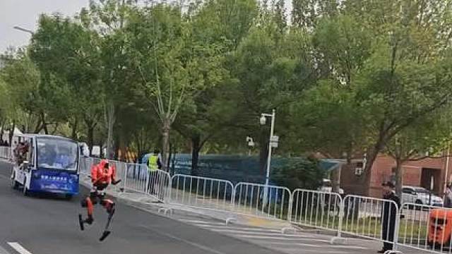 2026机器人马拉松开跑!  985程序员跑不过自己写的代码，不仅能写还得能跑，主打一个全程保驾护航。硬核科技名场面，人形机器人组团挑战马拉松，科技感直接拉满。