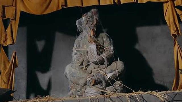 亡国太子冷华年修炼缩阳神功，伪装太监潜伏仇人女帝身侧。