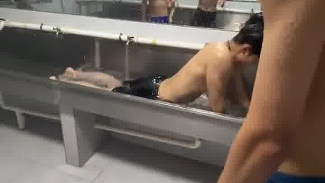bro出来一看自己苦茶子里jia了根方便面