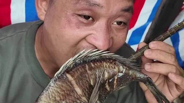 这个小伙在海岛求生，用泡沫箱搭建了一个庇护所，还吃上了烤鱼，快来看看发生了什么吧