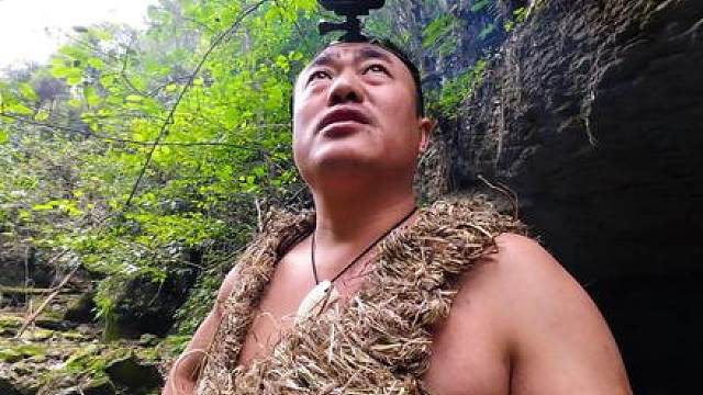 黑老虎甜烤鱼鲜 野外生存鱼篓中小鱼，扳倒黑老虎，采集山药豆，草叶包鱼碳烤鲜