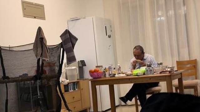 全家就这样一起啃玉米