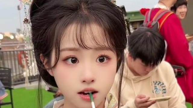 以后都这么给我递烟，明白吗？