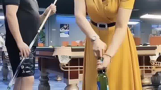 美女绝活惊呆众人