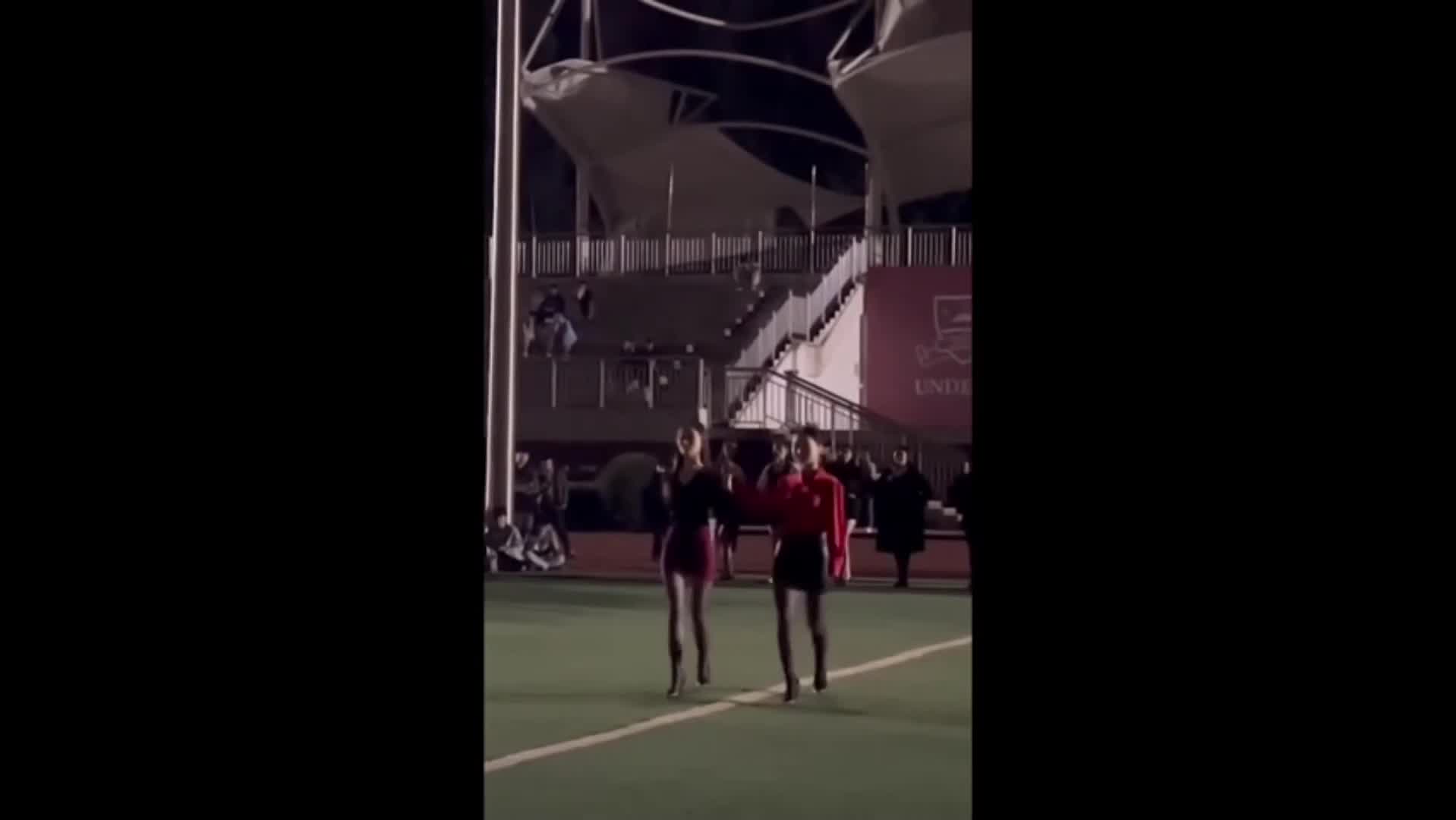 大学学院操场搞走秀