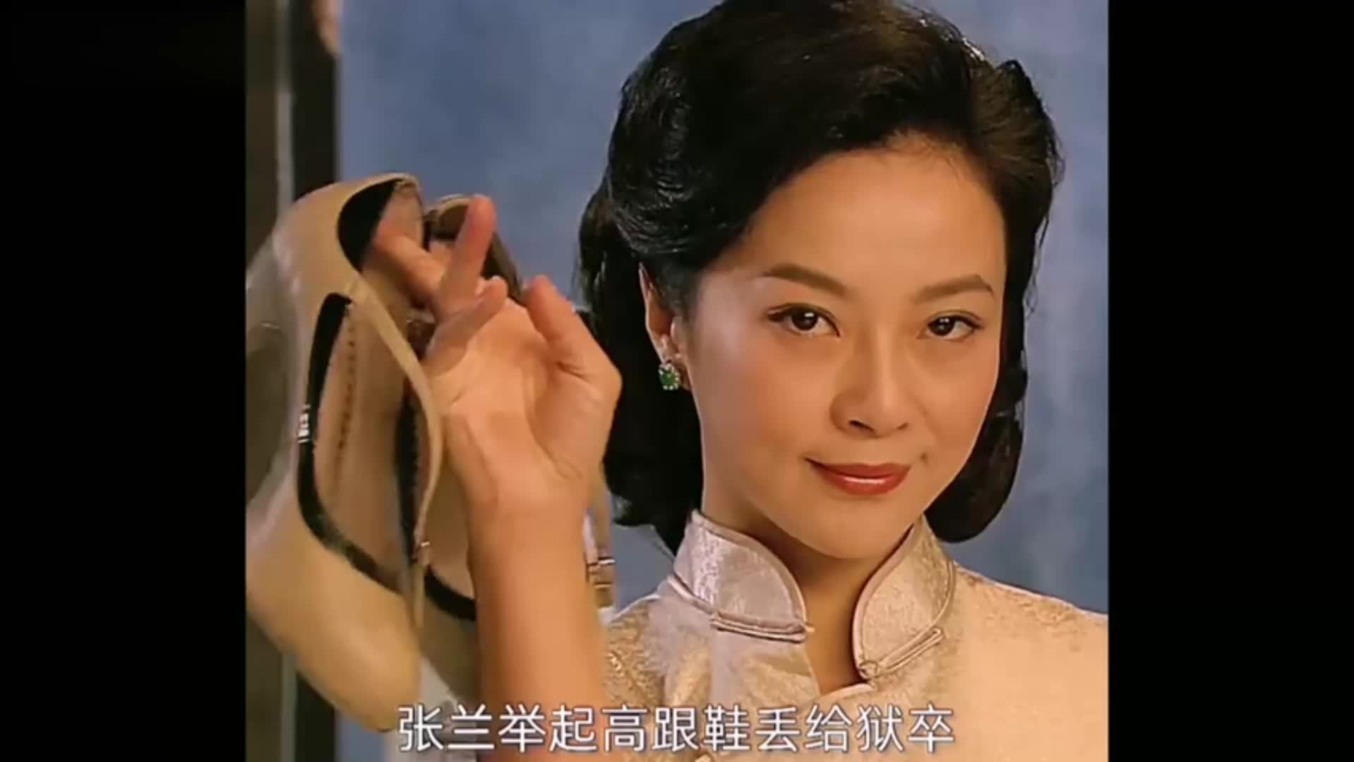 少妇入狱，被男狱长强行搜身检查，太辣眼