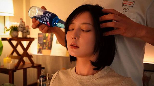 美女体验头部按摩，非常的放松