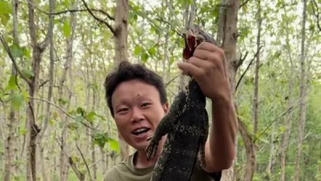 今天终于下了一场大雨！而且还拿捏了一条大蜥蜴！