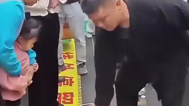 提起瓦罐就有奖，没想到却只有老板能成功，注意手里的钩子！