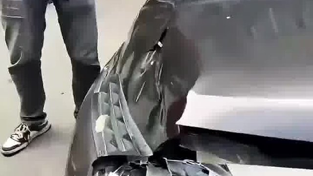 小车追尾越野车 越野车主：都擦破皮了 网友：杀人诛心啊