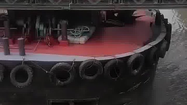 船差点撞桥上！
