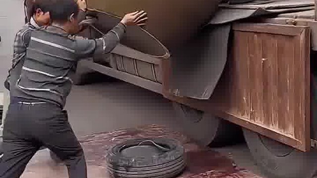 高手卸水缸，专业的人干专业的事