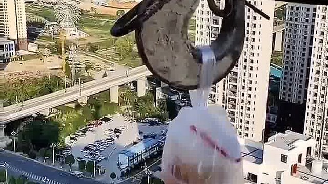 塔吊师傅取外卖，这也太秀了