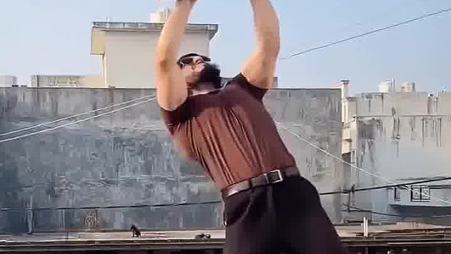 这哥们臂力太强了