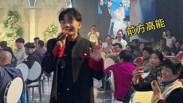 参加婚礼被叫出来唱歌