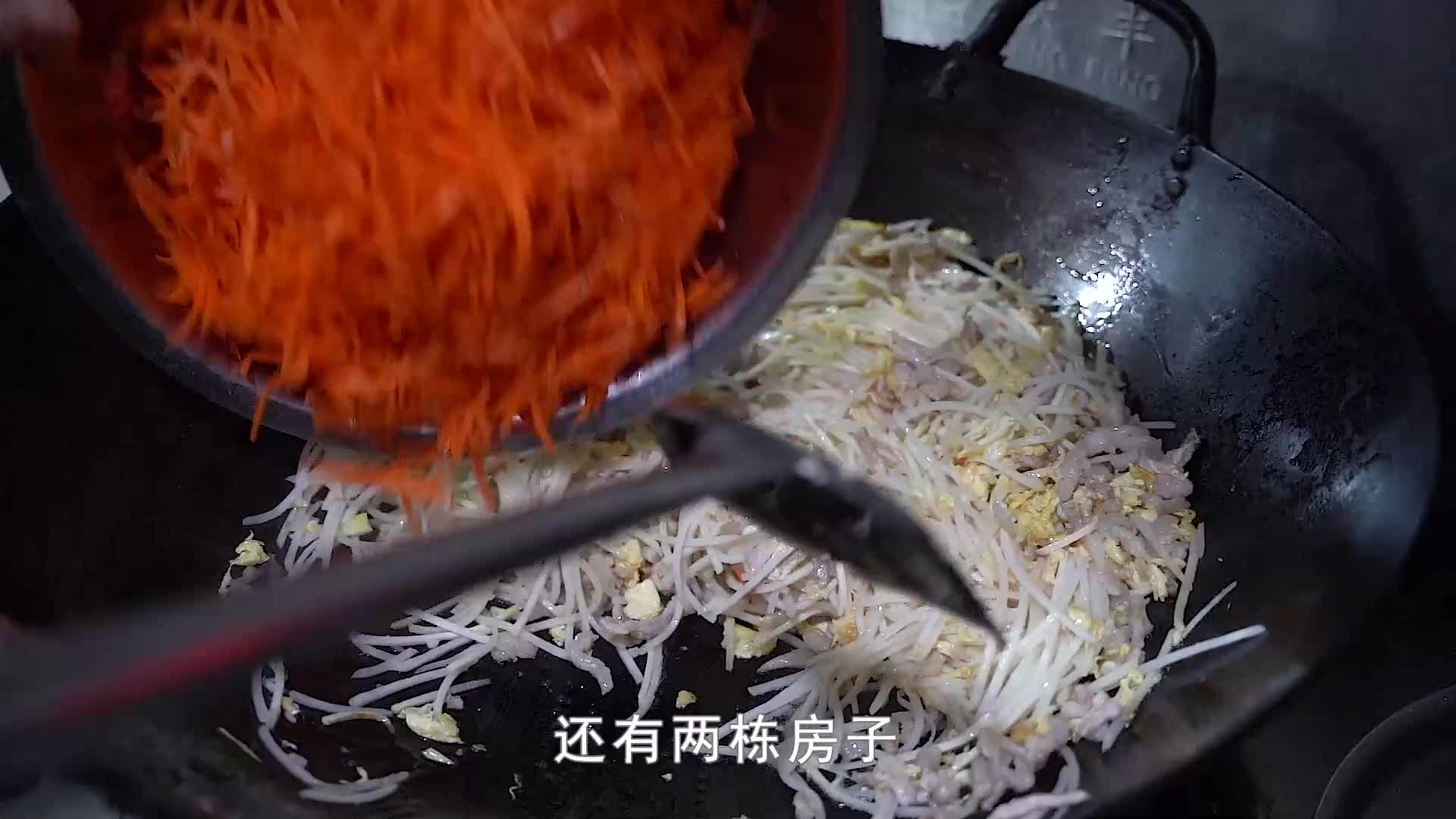 福建夫妻8年从摆摊到开店，70平小店月入20万，还完债买了两套房