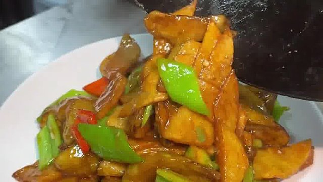 吃到了正宗东北菜.饭点去的时候已经快满桌了