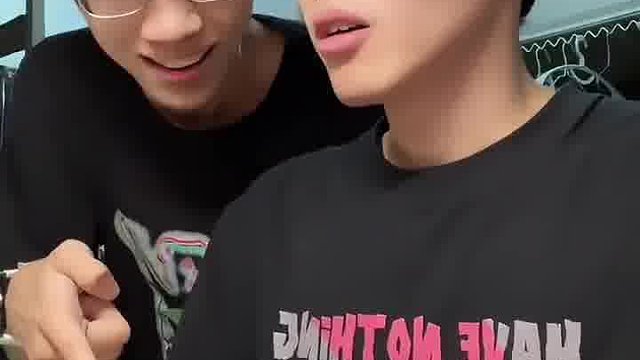 男生拿青梅精拌蓝莓骗室友吃，这酸爽隔着屏幕都感觉到了