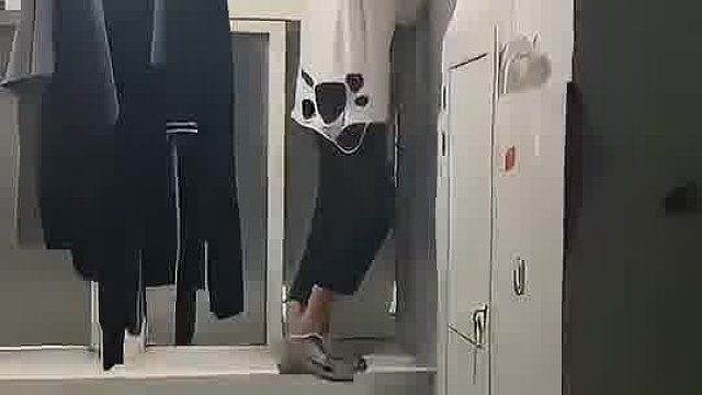 男子整蛊在厕所的朋友，用脚关灯一直没被发现，这环境真够艰苦的
